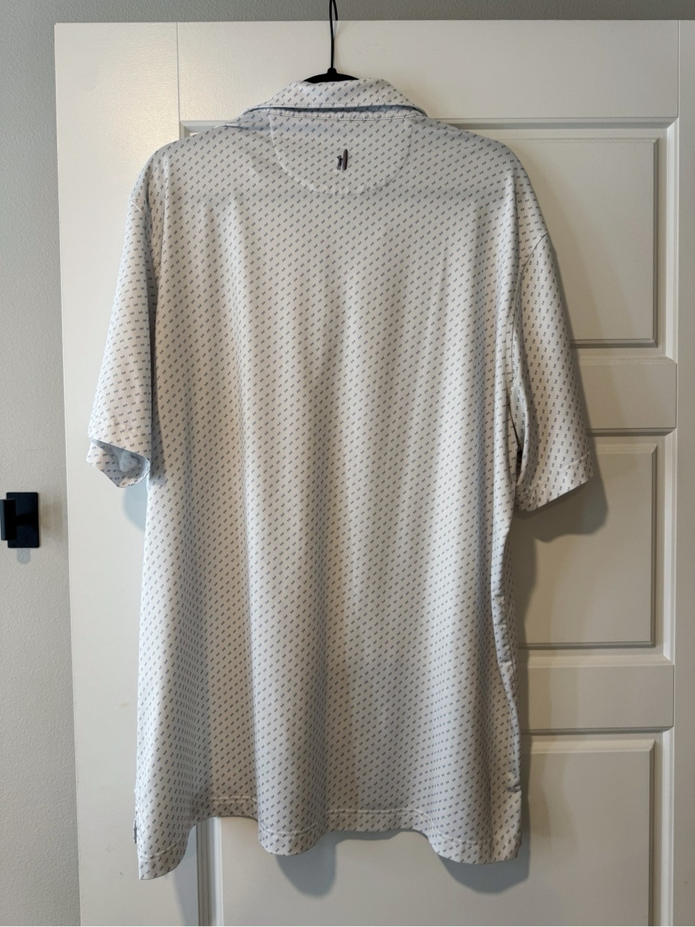 johnnie-O - Men's Light Gray Short-Sleeve Polo Shirt with Subtle Microprint - Picture 4 of 5